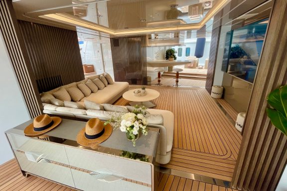 Superyacht ARTISAN beach club