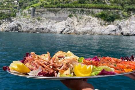 Review img # 12 of the yacht Resilience